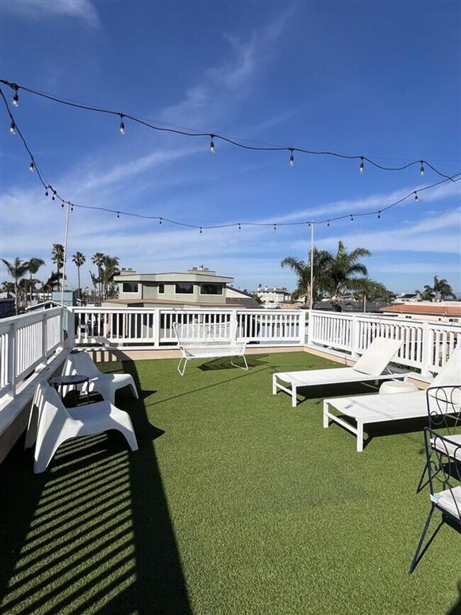 Building Photo - Short or Long Term Rental | ROOFTOP VIEWS!