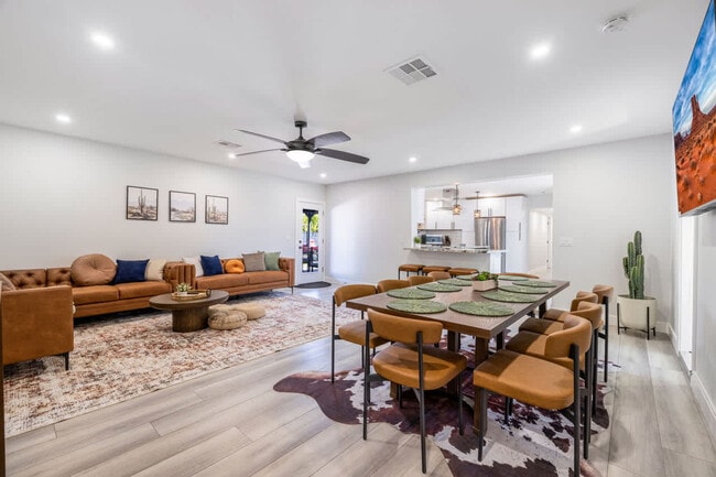 Building Photo - 636 E 6th Pl