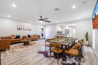 Building Photo - 636 E 6th Pl