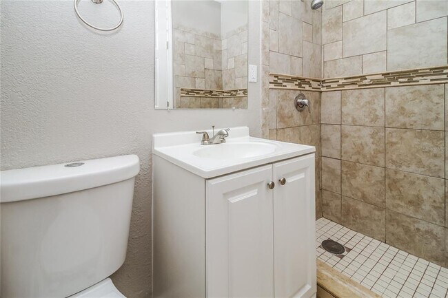 Building Photo - 6007 Oakcrest Cir