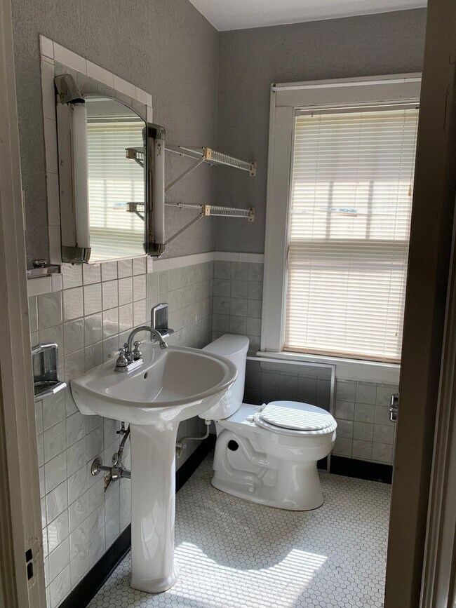 Building Photo - 4 Bedroom 2 Bathroom On the Edge of Dinkyt...