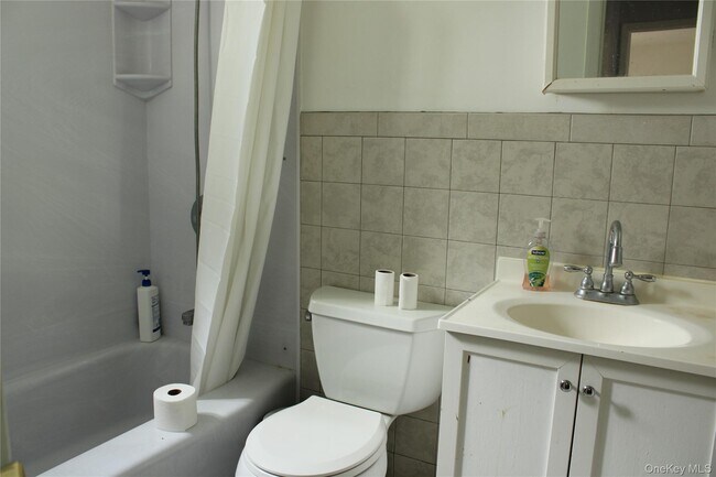 Building Photo - 8 Fishkill Glen Dr