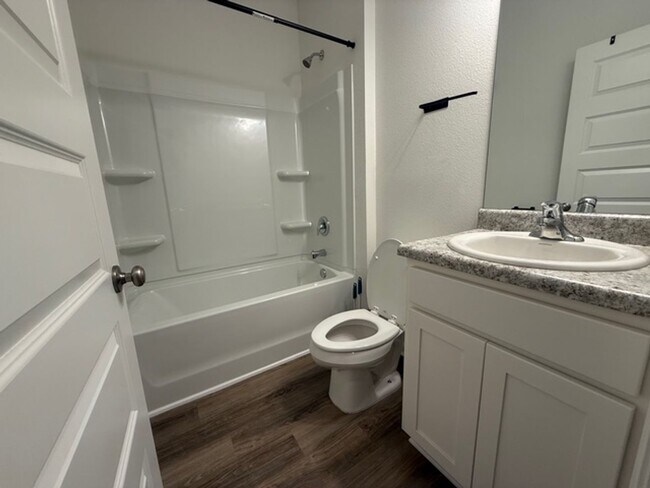 Building Photo - Beautiful 3/2 Single Family house with 2 car garage