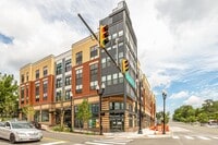 Building Photo - 1 bedroom 1 bathroom condo available immed...