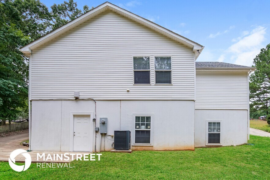 Building Photo - 3004 Brittany Dr