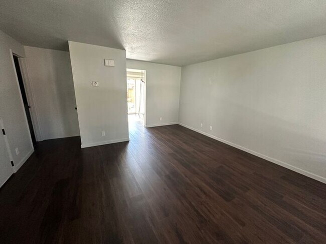 Building Photo - 845 Ridgewood Dr