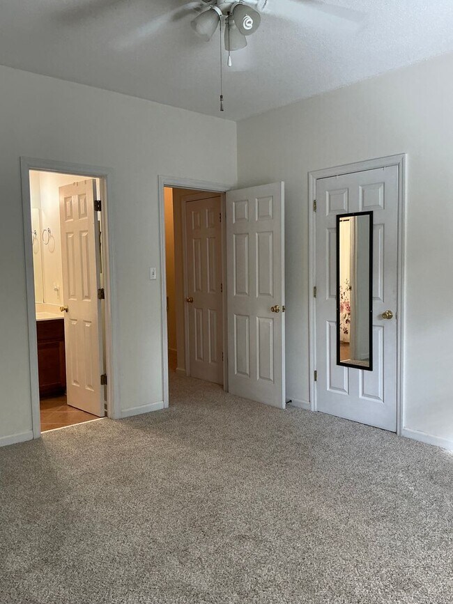 Building Photo - 1 Bedroom/2 .5 Bath Condo located in River...