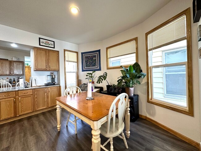 Building Photo - AVAILABLE JUNE/JULY - Remodeled 3 Bed 1.5 ...