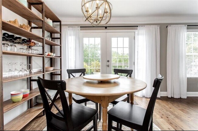 Building Photo - 6980 Roswell Rd