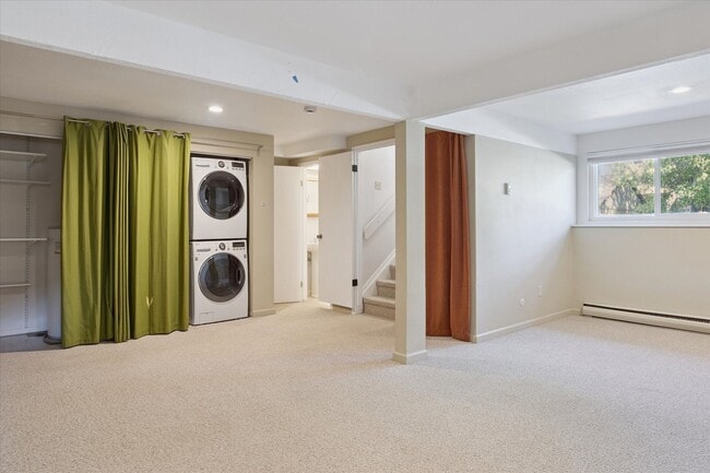 Building Photo - (PRICE DROP) Beautiful & Large 4-Bd 2.5-Ba...