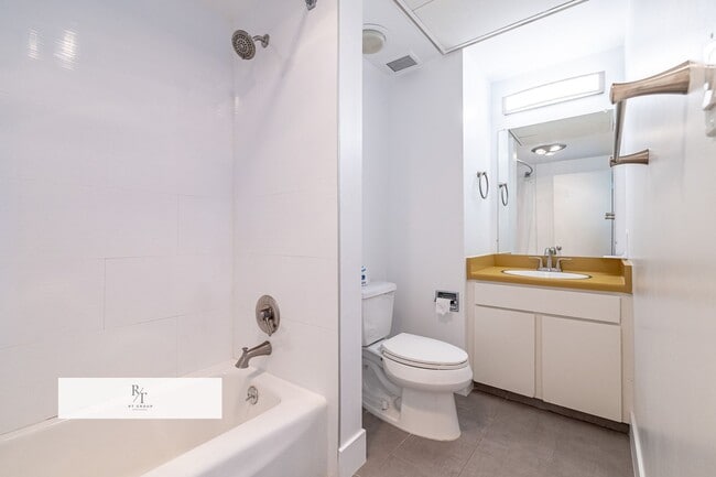 Building Photo - Modern 2-Bedroom Condo with Premium Amenities in Los Angeles