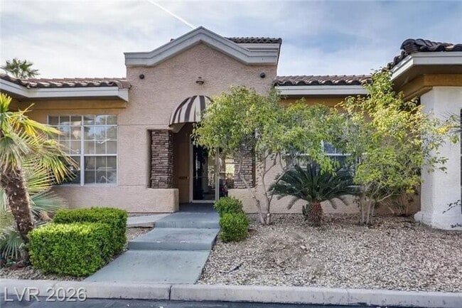 Building Photo - Fantastic NW second-floor unit with a welcoming layout and great natural flow!