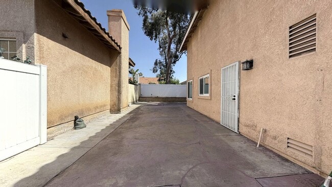 Building Photo - 13632 Cabrillo Ct