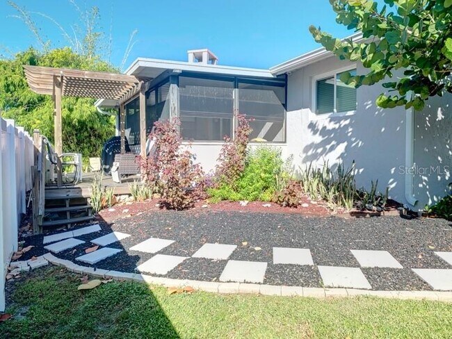 Building Photo - 323 Dolphin Pkwy