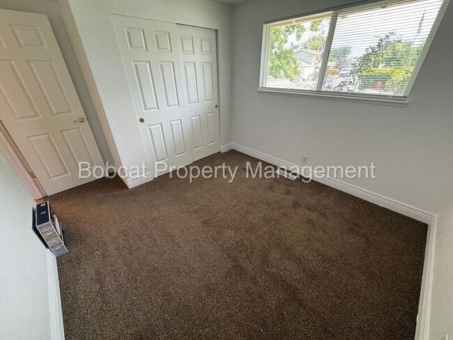 Building Photo - 700 Cottonwood Dr