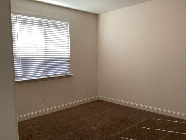 Building Photo - 814 S Bliss Ave