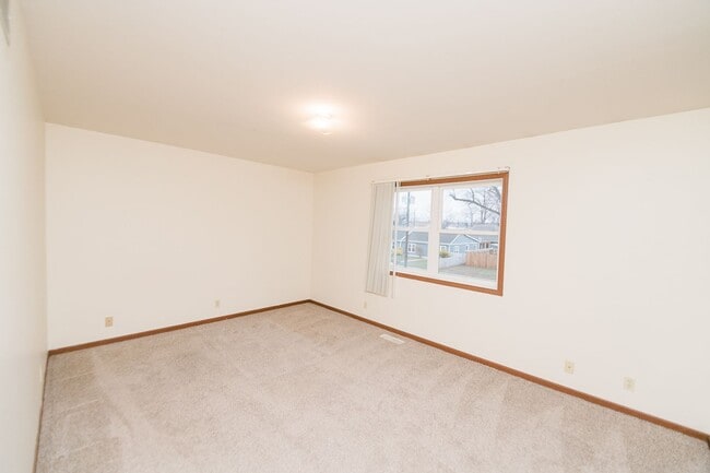 Building Photo - 2 bedroom / 1.5 bathroom Townhome in Chest...