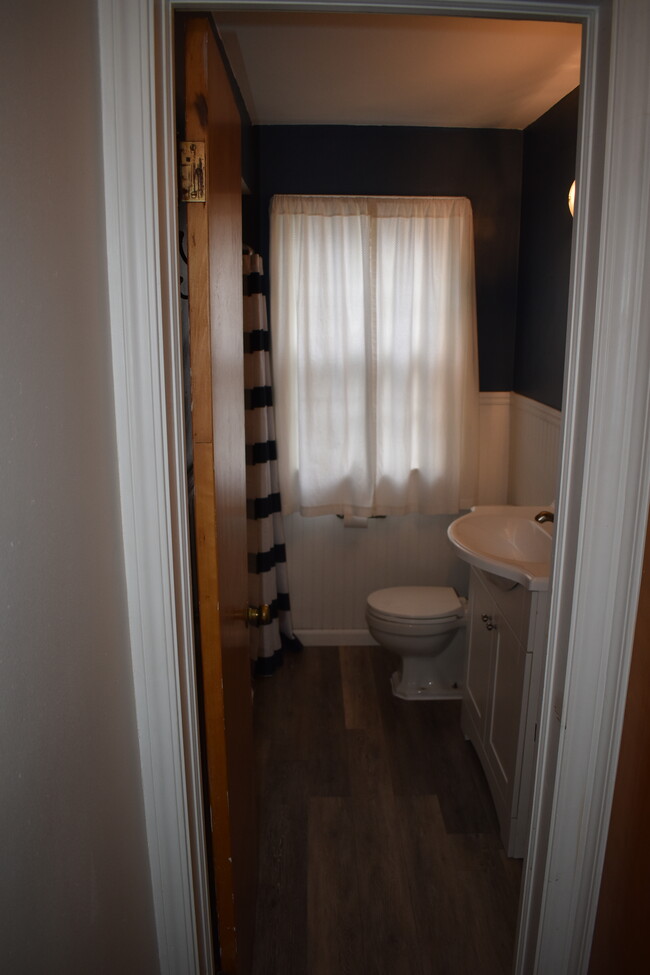 Main level full bath - 18921 Coffinberry Blvd