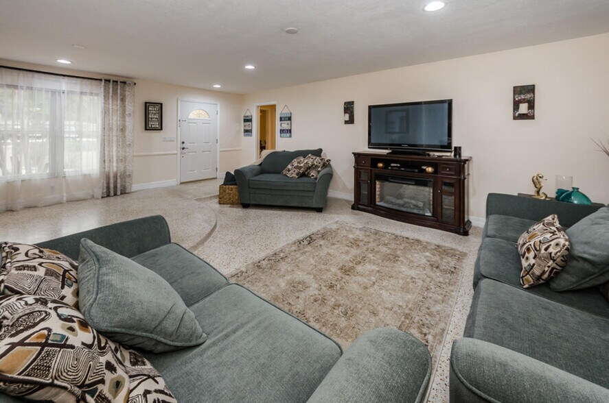 Building Photo - 245 Bel Forest Dr