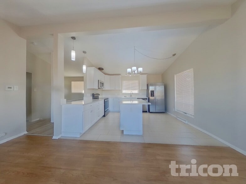 Building Photo - 5674 W Chestnut Ave