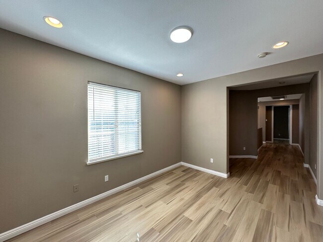 Building Photo - Mountains Edge-Pod 129