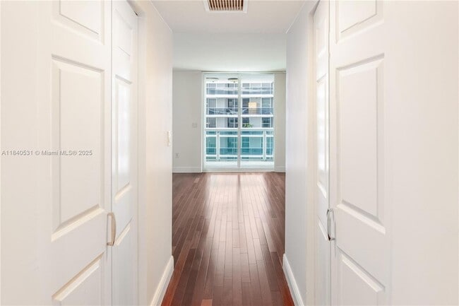 Building Photo - 1800 N Bayshore Dr