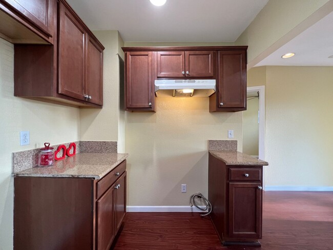 Building Photo - **5886 Lemon Ave Long Beach** 2 Bedroom 1 ...