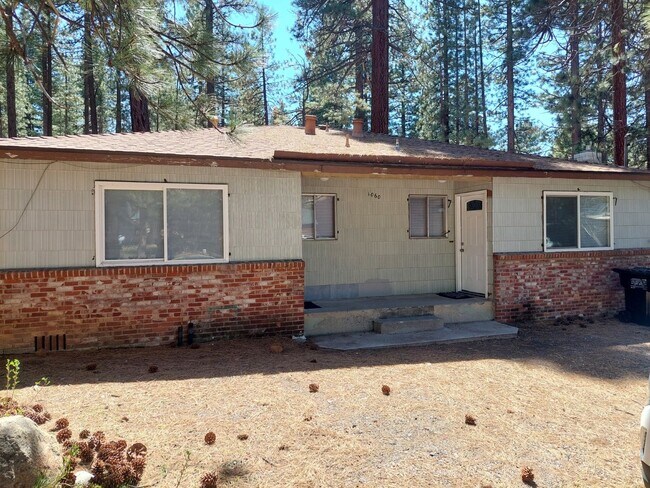 Building Photo - 2 Bedroom near Stateline