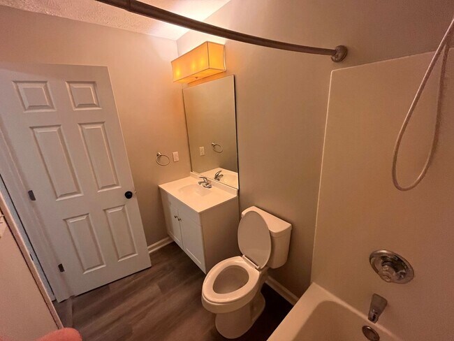 Building Photo - 3 Bedroom Home Available!