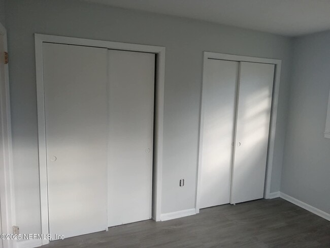 Building Photo - 1568 Hatley St W