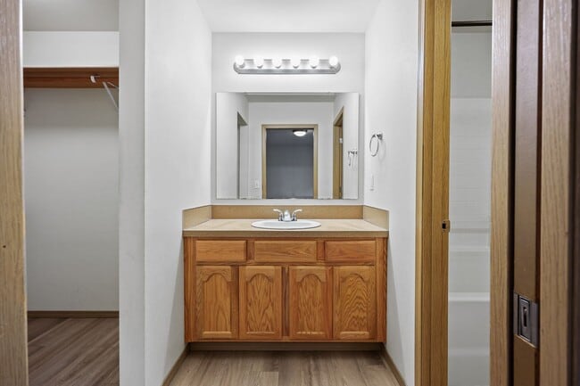 Building Photo - Move in ready! 3 bedroom rambler - Great l...