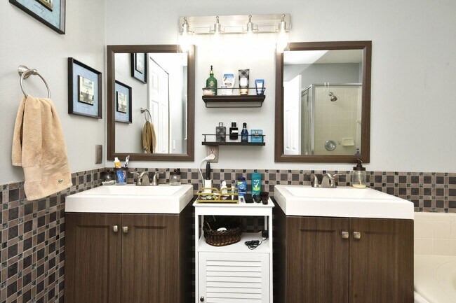 Building Photo - Charming 3/2 home 32825