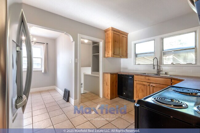 Building Photo - 2450 S 900 E