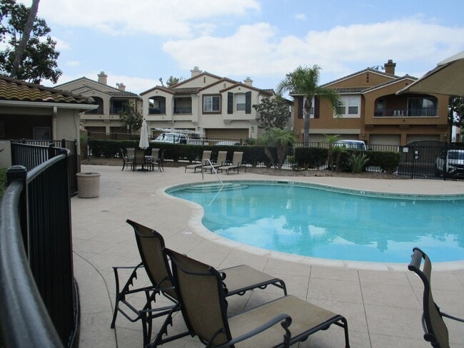 Building Photo - Very nice 2 bedroom 2 bath town home in Chula Vista.