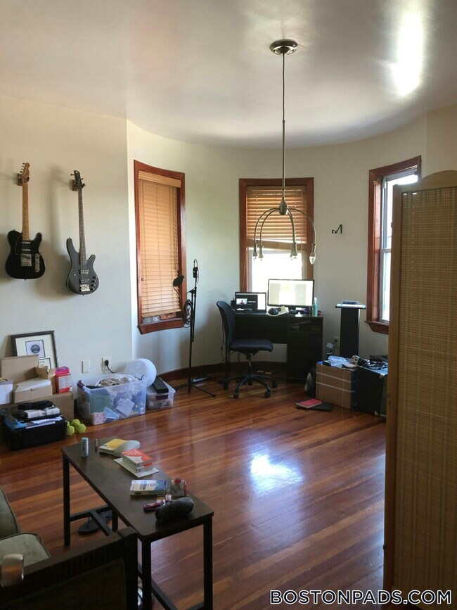 Building Photo - 314 Centre St