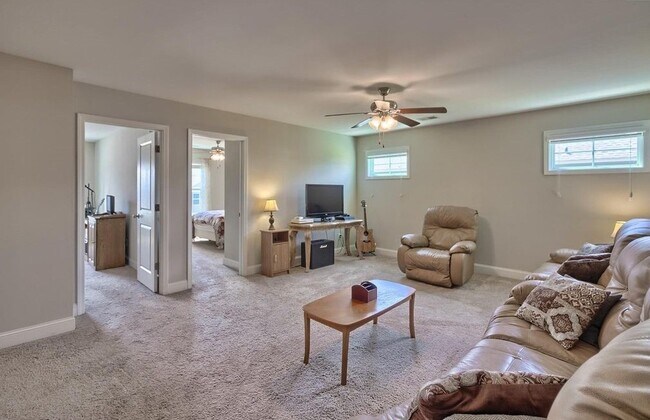 Building Photo - 258 Meadow Saffron Dr