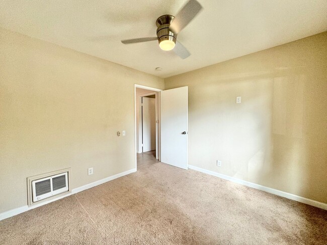 Building Photo - Beautifully Remodeled 2Bd/1BaCondo With Co...