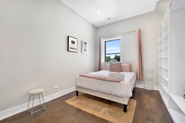 Building Photo - 3330 S Indiana Ave