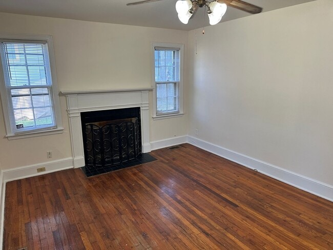 Building Photo - Charming Two Bedroom House in Enderly Park!