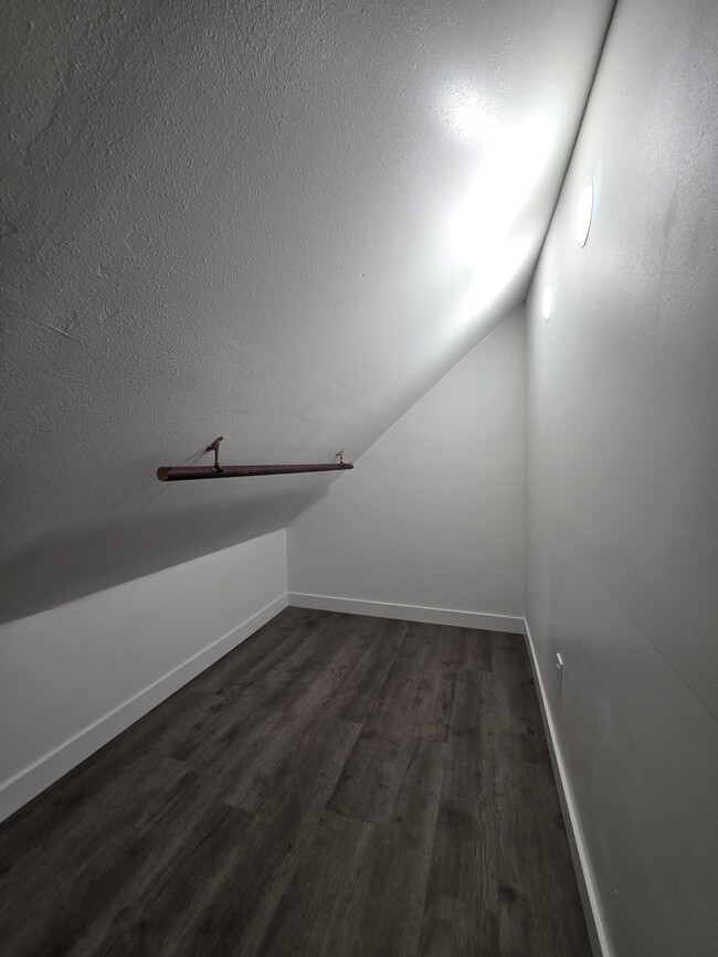 Building Photo - 1060-KE1060 15th St NE