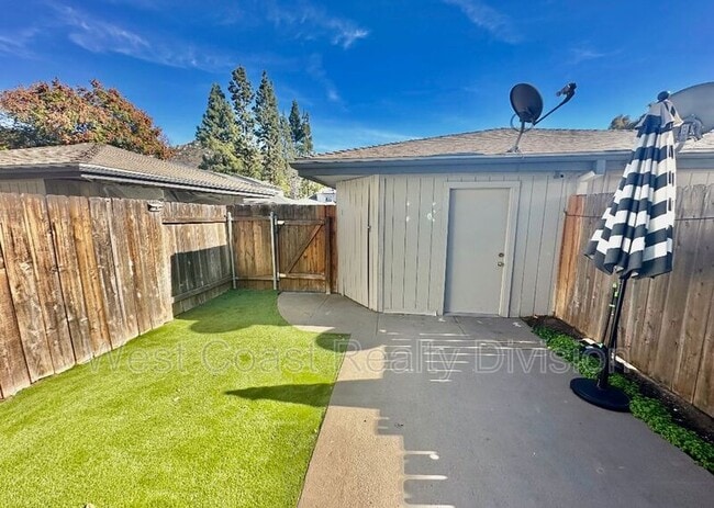 Building Photo - 10635 Aristocrat Ct