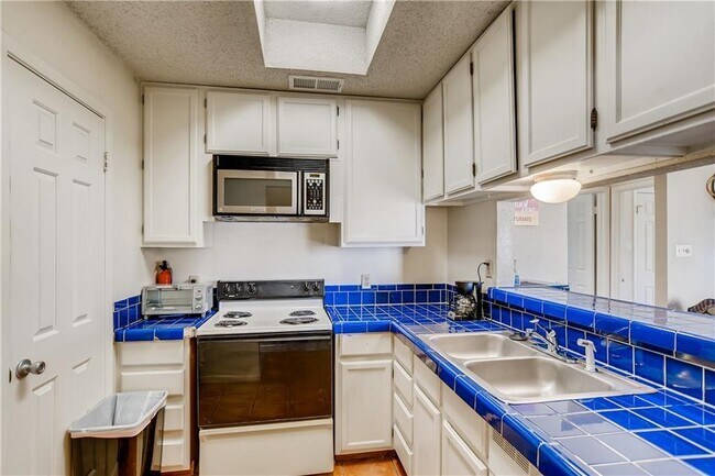 Building Photo - 711 W 21st St