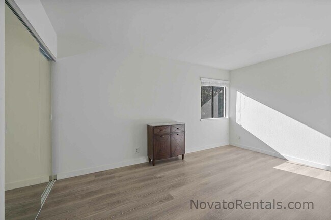 Building Photo - 377 Silvio Ln