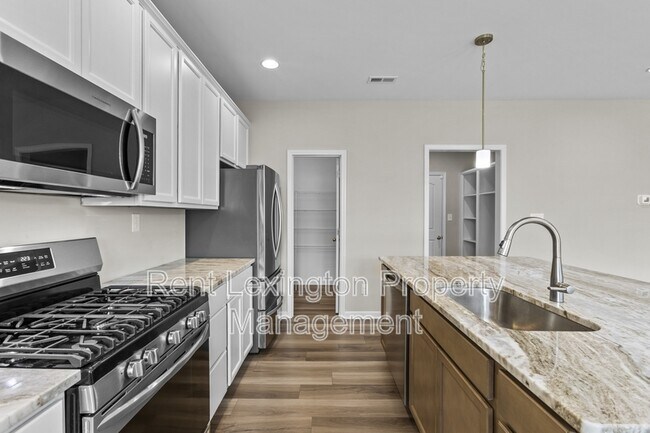 Building Photo - 220 Little Leaf Dr