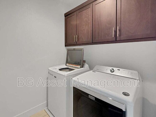 Building Photo - 223 Bolt Ct
