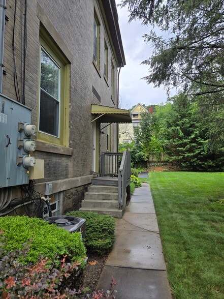 private side entrance - 220 Noble Ave