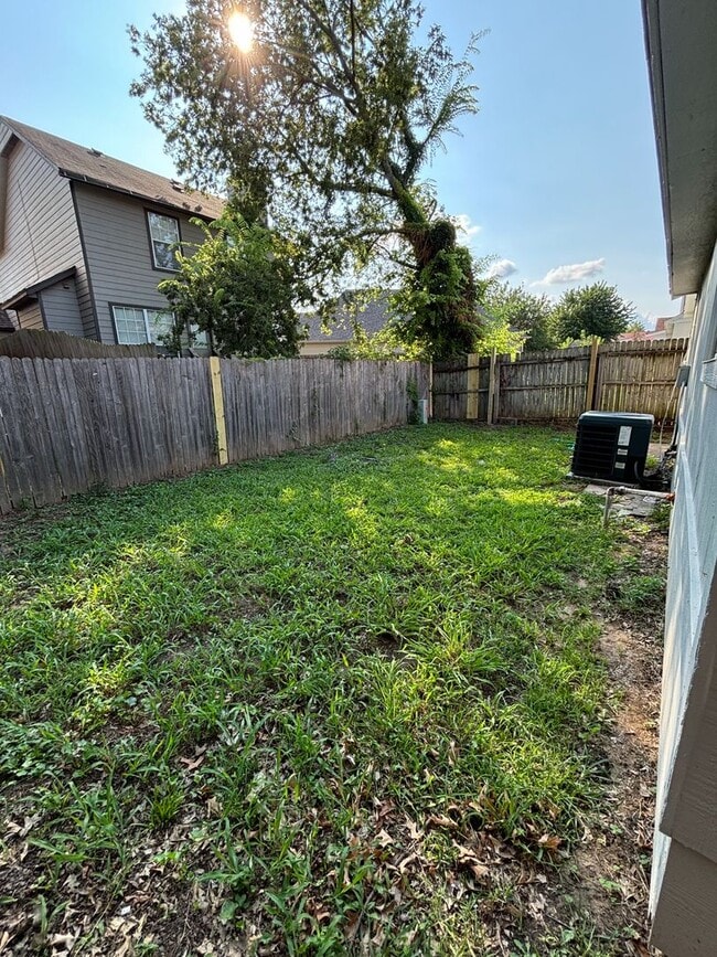 Building Photo - Spacious 1 Bedroom Duplex, 2 car garage
