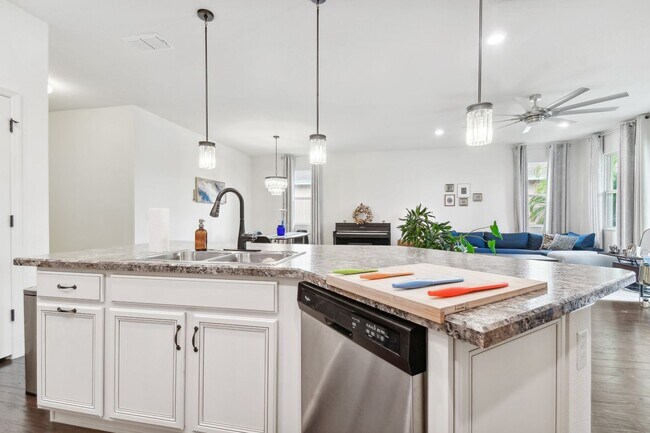Building Photo - Spacious 4 Bed, 2 Bath Single Family Home ...