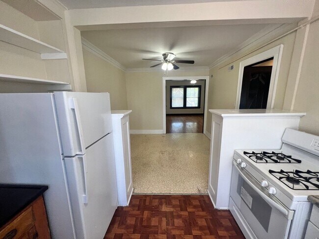 Building Photo - 3021 W 58th St
