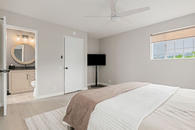 Building Photo - Fully Remodeled East Side Townhome – Furnished & Move-In Ready!